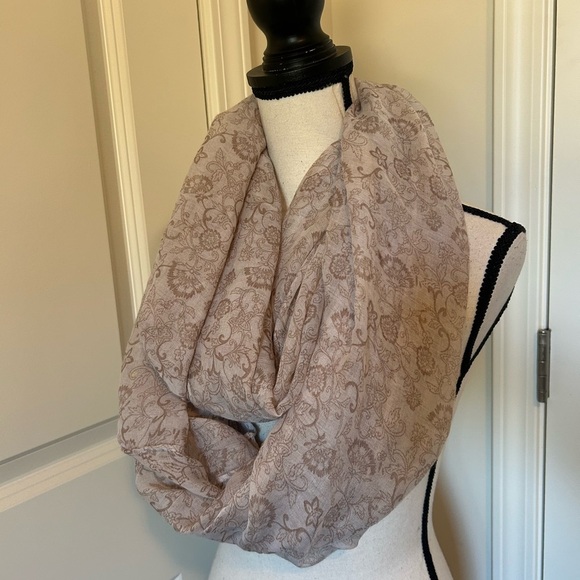 Brown and whites floral infinity scarf - Picture 3 of 4